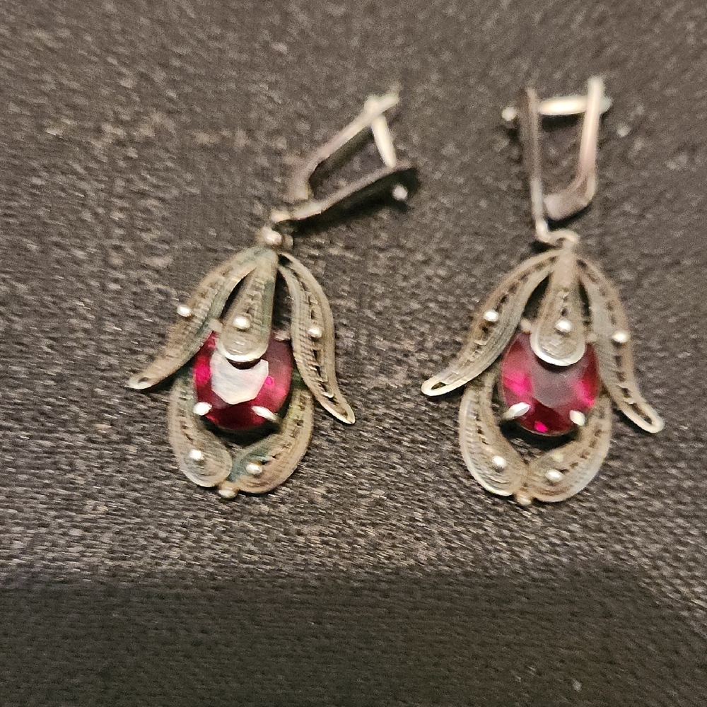 Gorgeus Vintage Sterling Silver Garnet Earrings